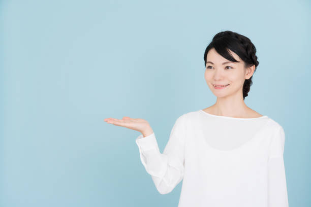 istock Young woman to guide 907951962