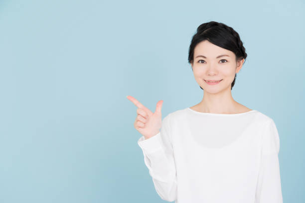 istock Young woman pointing to the copy space 907952144