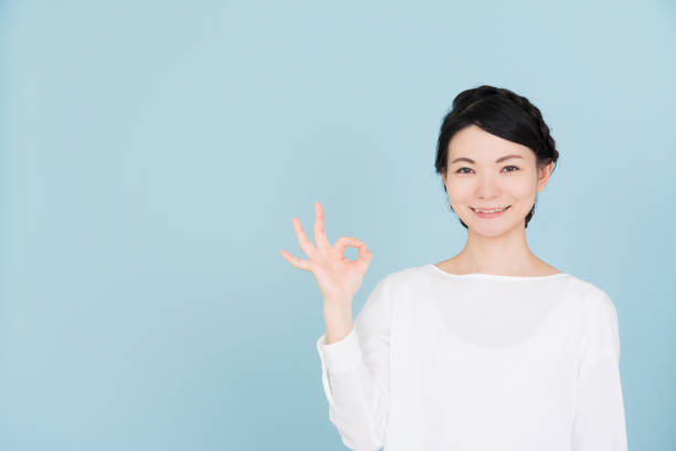 istock Young woman who makes an OK gesture 907952254