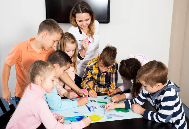 istock Team of elementary age children  drawing 907953596
