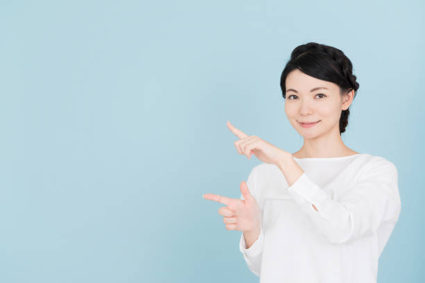 istock Young woman pointing to the copy space 907955118