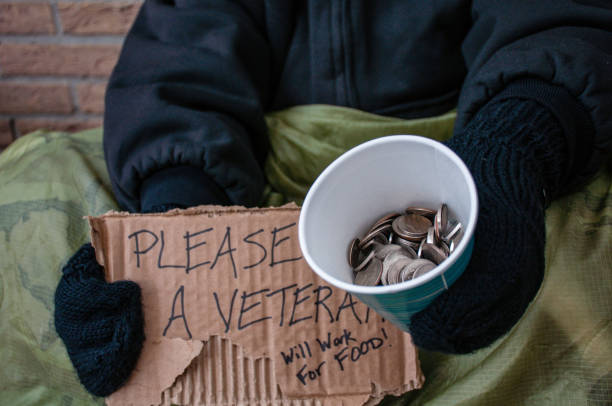 persona sin hogar pidiendo cambio - brick wall homelessness wall begging fotografías e imágenes de stock