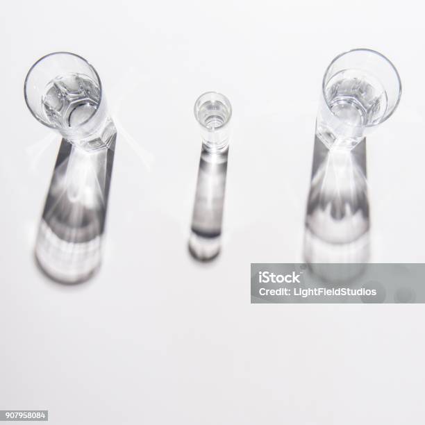 Unterschiedlich Große Gläser Mit Wasser Auf Weißen Tisch Stockfoto und mehr Bilder von Trinkglas