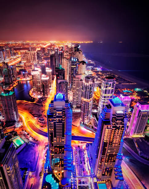 maestoso skyline colorato del porto turistico di dubai durante la notte. dubai marina, emirati arabi uniti. - dubai yacht luxury marina foto e immagini stock