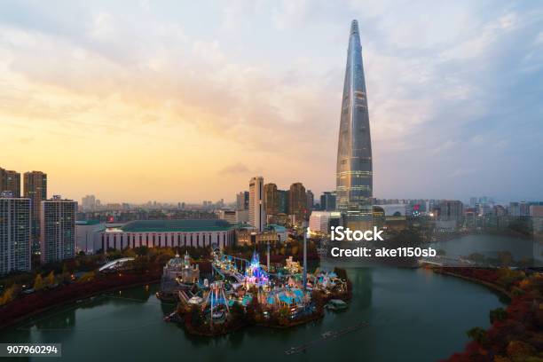 Horizonte De Seúl La Mejor Vista De Corea Del Sur Con El Centro Comercial De Mundo De Lotte En Jamsil De Seúl En Corea Del Sur Foto de stock y más banco de imágenes de Seúl