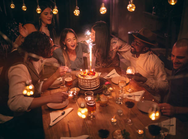 многоэтнические друзья празднуют день рождения на деревенском званом обеде коттеджа - retro revival couple men elegance стоковые фото и изображения