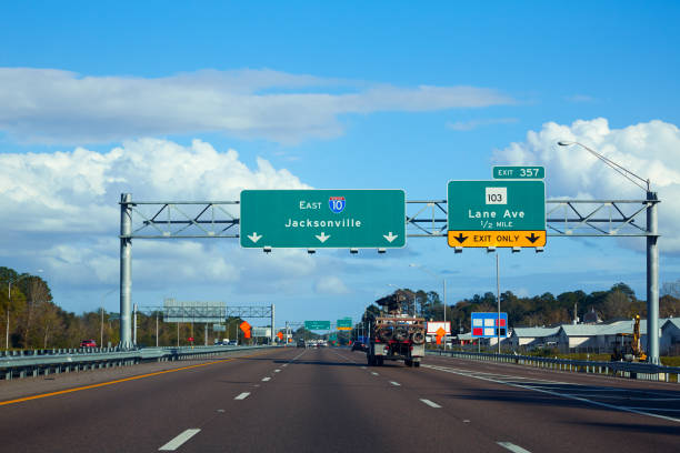 I-10 interstate in Jacksonville Florida USA I-10 interstate in Jacksonville Florida USA with traffic cars US jacksonville symbol stock pictures, royalty-free photos & images