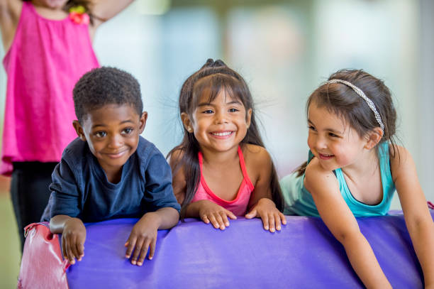 enfants en classe d’éducation physique - gymnastique sportive photos et images de collection