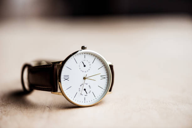 un reloj moderno en mesa de madera - reloj de pulsera fotografías e imágenes de stock