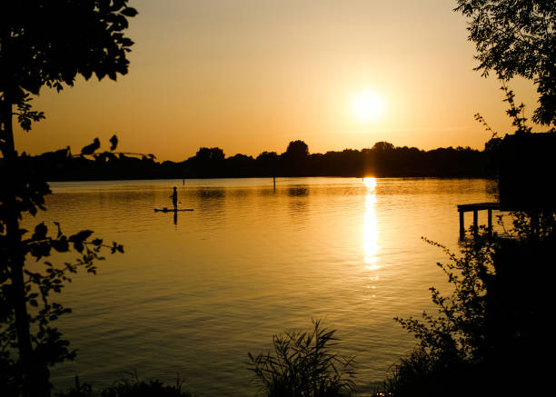 озеро аммерзее на закате, хершинг, верхняя бавария, германия - ammersee стоковые фото и изображения