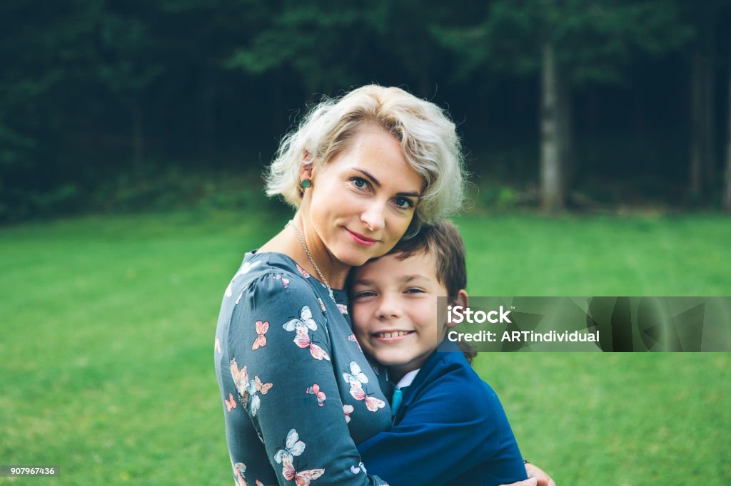 Nahaufnahme von Mutter und Sohn Hug. - Lizenzfrei Mutter Stock-Foto