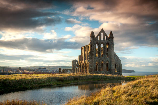 Whitby Abbey The Ruins of Whitby Abbey on the headland above Whitby North Yorkshire UK abbey stock pictures, royalty-free photos & images