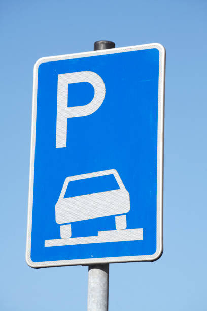 istock Traffic sign Parking sign 907971932