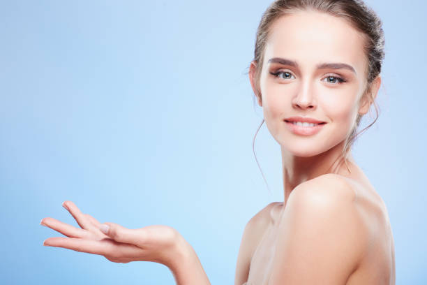 istock Smiling woman stretching hand 907973332