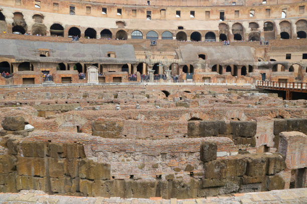 colisée, coliseum ou coloseo, amphithéâtre flavien plus grand jamais construit symbole de la ville antique de roms dans l’empire romain. - coliseum rome roma province roman photos et images de collection