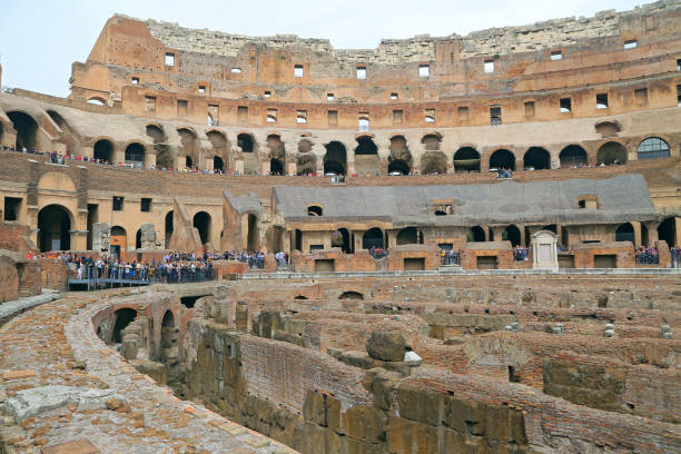colisée, coliseum ou coloseo, amphithéâtre flavien plus grand jamais construit symbole de la ville antique de roms dans l’empire romain. - coliseum rome roma province roman photos et images de collection