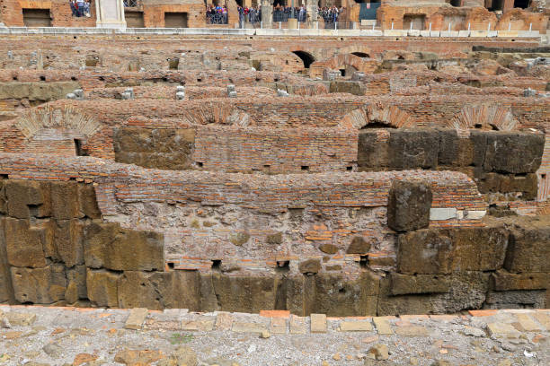 colisée, coliseum ou coloseo, amphithéâtre flavien plus grand jamais construit symbole de la ville antique de roms dans l’empire romain. - coliseum rome roma province roman photos et images de collection