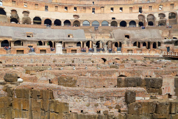 colisée, coliseum ou coloseo, amphithéâtre flavien plus grand jamais construit symbole de la ville antique de roms dans l’empire romain. - coliseum rome roma province roman photos et images de collection