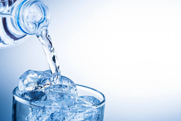 vaso de agua - water flowing water pouring ice fotografías e imágenes de stock