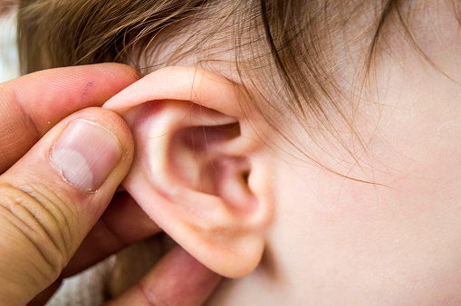 En los meses de invierno, orejas de los niños se convierten en más inflamado, inflamación de oído medio en niños y los médicos el tratamiento photo