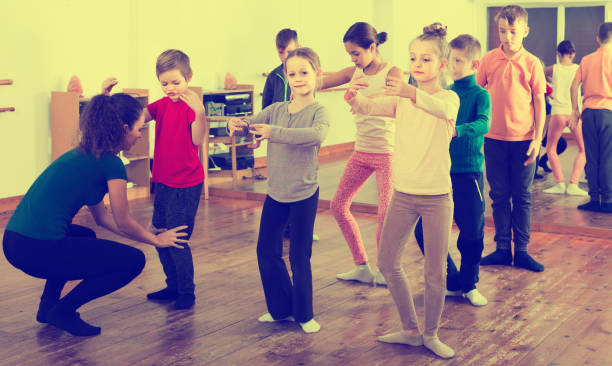 istock children  studying folk style dance in class 907999778