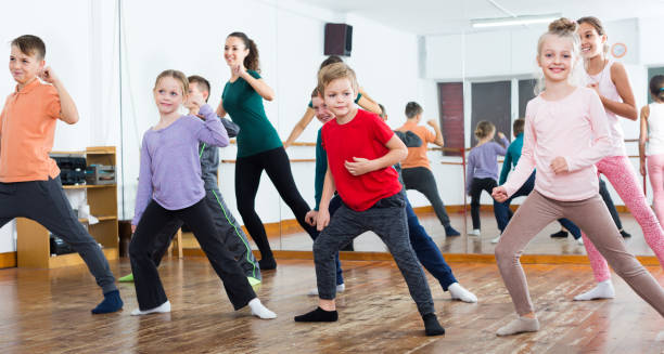istock Young boys and girls studying contemp dance 907999812