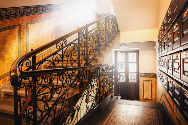 clásico y elegante escalera en el pasillo con ventana througn de solanas. interior de los edificios de estilo europeo en casa residente - old structure fotografías e imágenes de stock