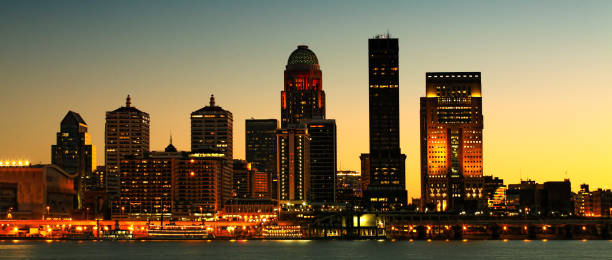 ルイビルの夜の街のパノラマがオハイオ川を渡ってセンターします。 - louisville kentucky kentucky skyline waterfront ストックフォトと画像