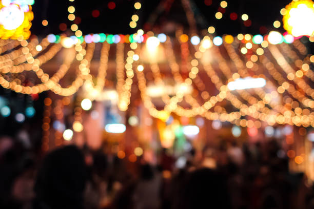 istock Blurred lights of carnival at night 908006050