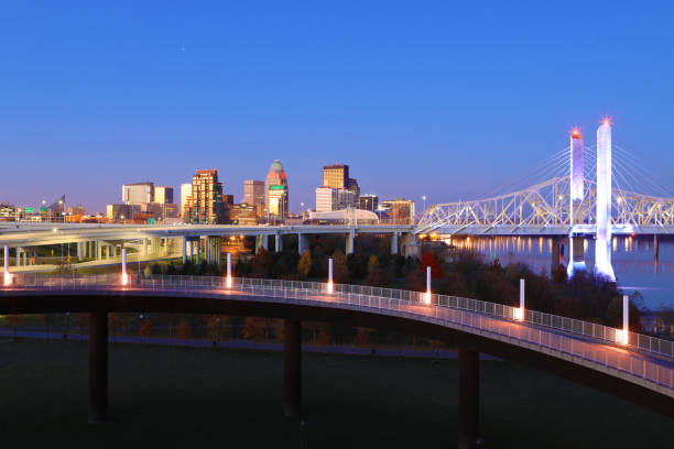 夜明けのルイビル、ケンタッキー州のスカイライン - louisville kentucky kentucky skyline waterfront ストックフォトと画像