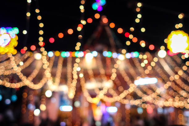 istock Blurred lights of carnival at night 908006258