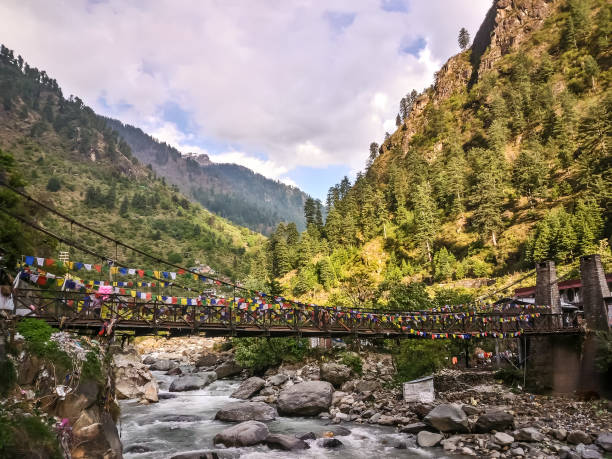 manikaran, parvati-tal, himachal pradesh, nordindien. blick von der brücke über parvati. manikaran mit thermalquellen ist ein pilgerort für hindus und sikhs - parvati stock-fotos und bilder