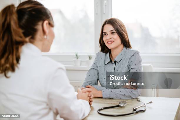 Photo libre de droit de Jeune Femme Au Cabinet Du Médecin banque d'images et plus d'images libres de droit de Docteur - Docteur, Jeunes femmes, Patient