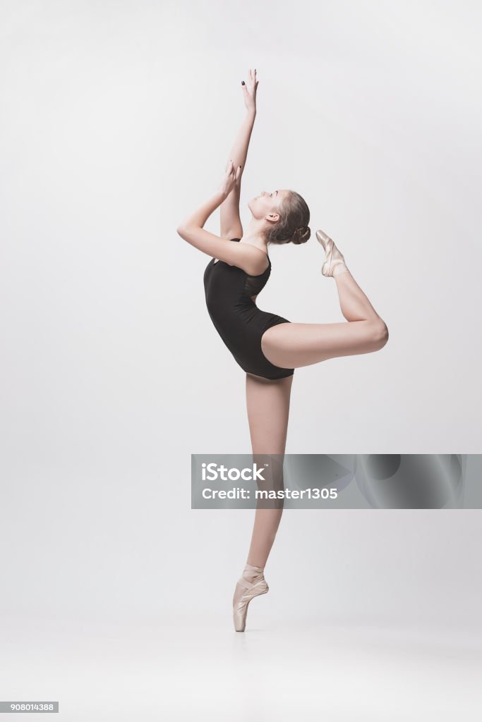 Jeune danseuse classique isolé sur fond blanc - Photo de Danse classique libre de droits