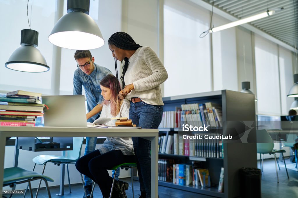 Qualifizierten männlichen und weiblichen Kollegen arbeiten zusammen diskutieren Ideen und Meinungen für Startprojekt, internationale Studierende, die Vorbereitung für die Qualitätskontrolle Tests verbringt viel Zeit in der Universitätsbibliothek - Lizenzfrei Bildung Stock-Foto