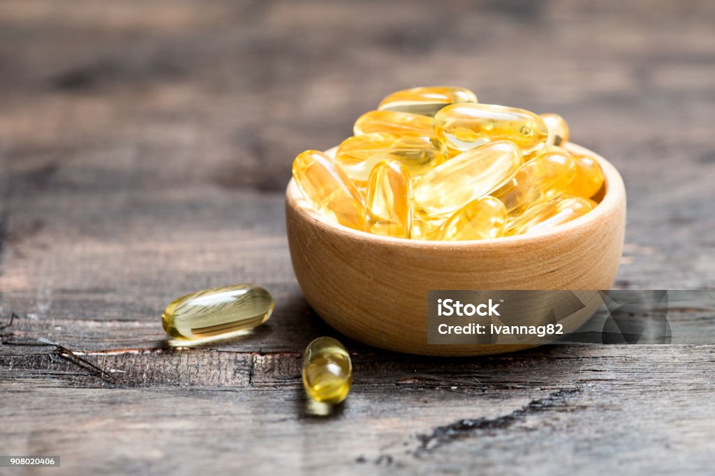 Aceite de pescado cápsulas con omega 3 y vitamina D. concepto de dieta saludable. - Foto de stock de Omega-3 libre de derechos