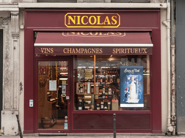 logotipo do nicolas na sua loja na rue de rivoli avenue. nicolas é um varejista de vinho francês estabelecido em todo o mundo, vendendo uma grande variedade de vinhos franceses e espíritos - editorial europe food drink - fotografias e filmes do acervo