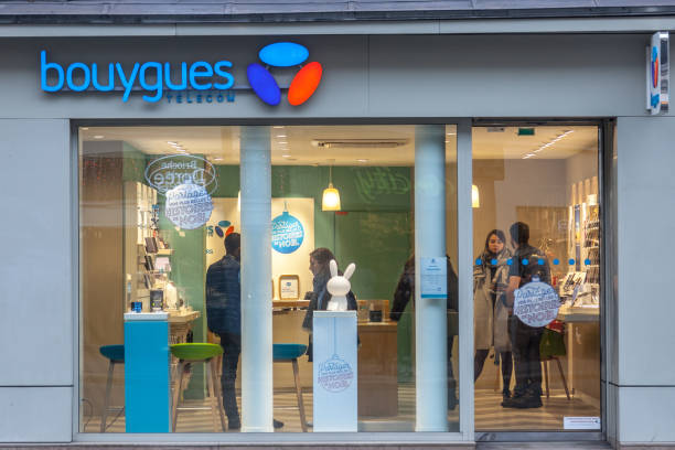 logotipo da bouygues telecom na sua principal loja na rue de rivoli avenue. bouygues telecom é um francês celular, provedor de serviços de internet e companhia iptv - isp - fotografias e filmes do acervo