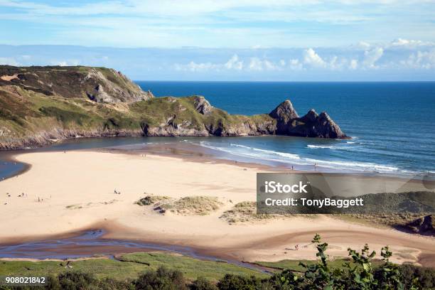 Bahía De Tres Acantilados En La Península De Gower Foto de stock y más banco de imágenes de Acantilado - Acantilado, Agua, Aire libre