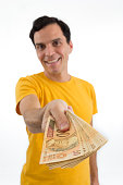 gl%C3%BCcklicher-mann-ist-geld-verteilen