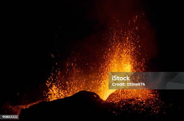 화산 분출 2 검정색 배경에 대한 스톡 사진 및 기타 이미지 - 검정색 배경, 용암, 불덩이