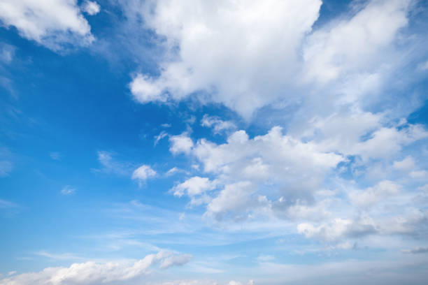 bleu ciel avec nuages vue depuis la fenêtre de l’avion, cloudscape naturel pour l’espace de la copie de dessus. - heaven cloudscape majestic sky photos et images de collection