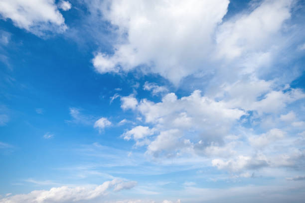 cielo blu con nuvole vista dall'alto dalla finestra dell'aereo, cloudscape naturale per lo spazio di copia. - cirrostratus foto e immagini stock