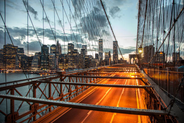 황혼에 뉴욕에서 맨하탄의 아름 다운 보기 - new york city night brooklyn bridge skyline 뉴스 사진 이미지