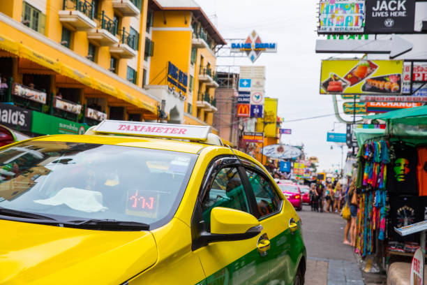 taxi en calle khaosan de bangkok - tailandia - bangkok mass transit system fotografías e imágenes de stock