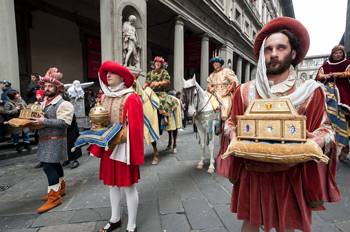 Florence, Tuscany: Three Wise Men on horseback and their servants, in the courtyard of the Uffizi Gallery, bringing gifts during the historical recreation of the “Procession of the Magi”, to celebrate the Feast of the Epiphany