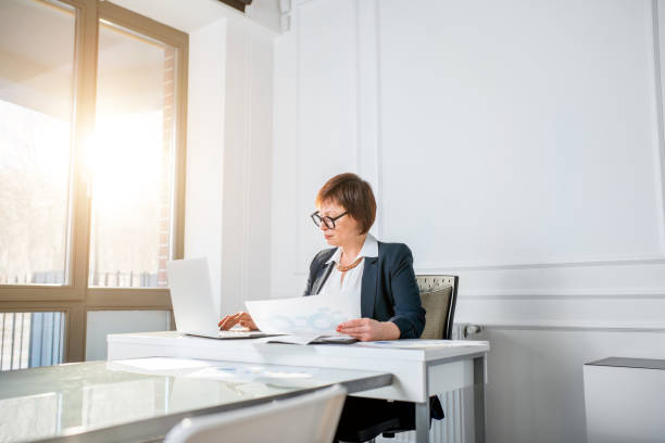 istock Senior woman at the office 908033078