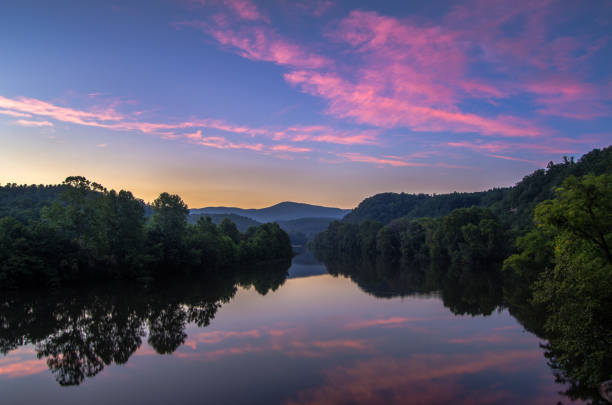 夏の夕日ジェームズ川 - blue ridge mountains mountain virginia mountain range ストックフォトと画像