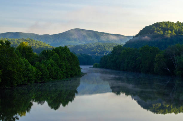 temprano en la mañana a lo largo del río de james - blue ridge mountains fotos fotografías e imágenes de stock