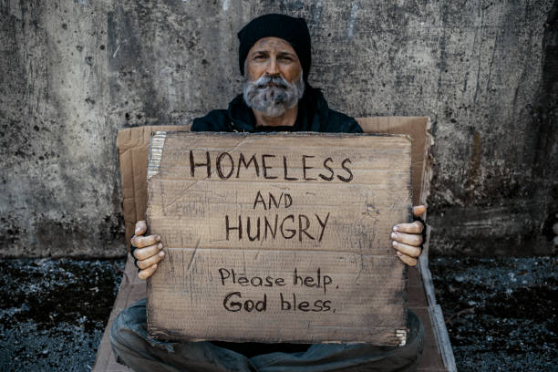 бездомности - cardboard sign стоковые фото и изображения